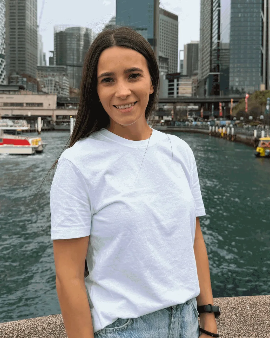 Paloma López, sonriendo, frente al puerto